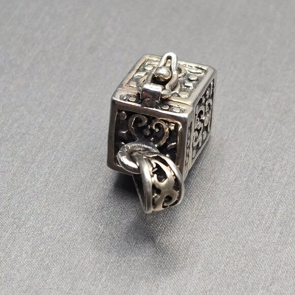 VTG 925 Sterling Silver 3D Prayer Box Pendant .75" Repoussé Design Signed DHS - Picture 6 of 12